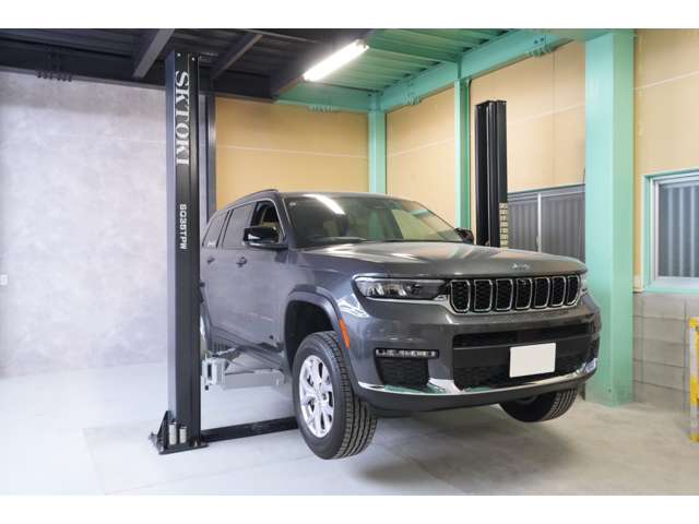 1Deal Auto 本社内の整備工場のリフト