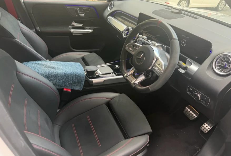 AMG GLB35 の運転席まわりとAMGステアリング