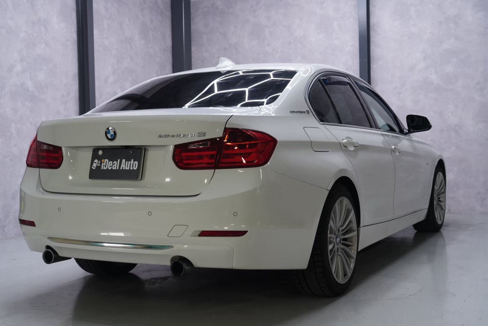 BMW アクティブハイブリッド3 斜め後ろ