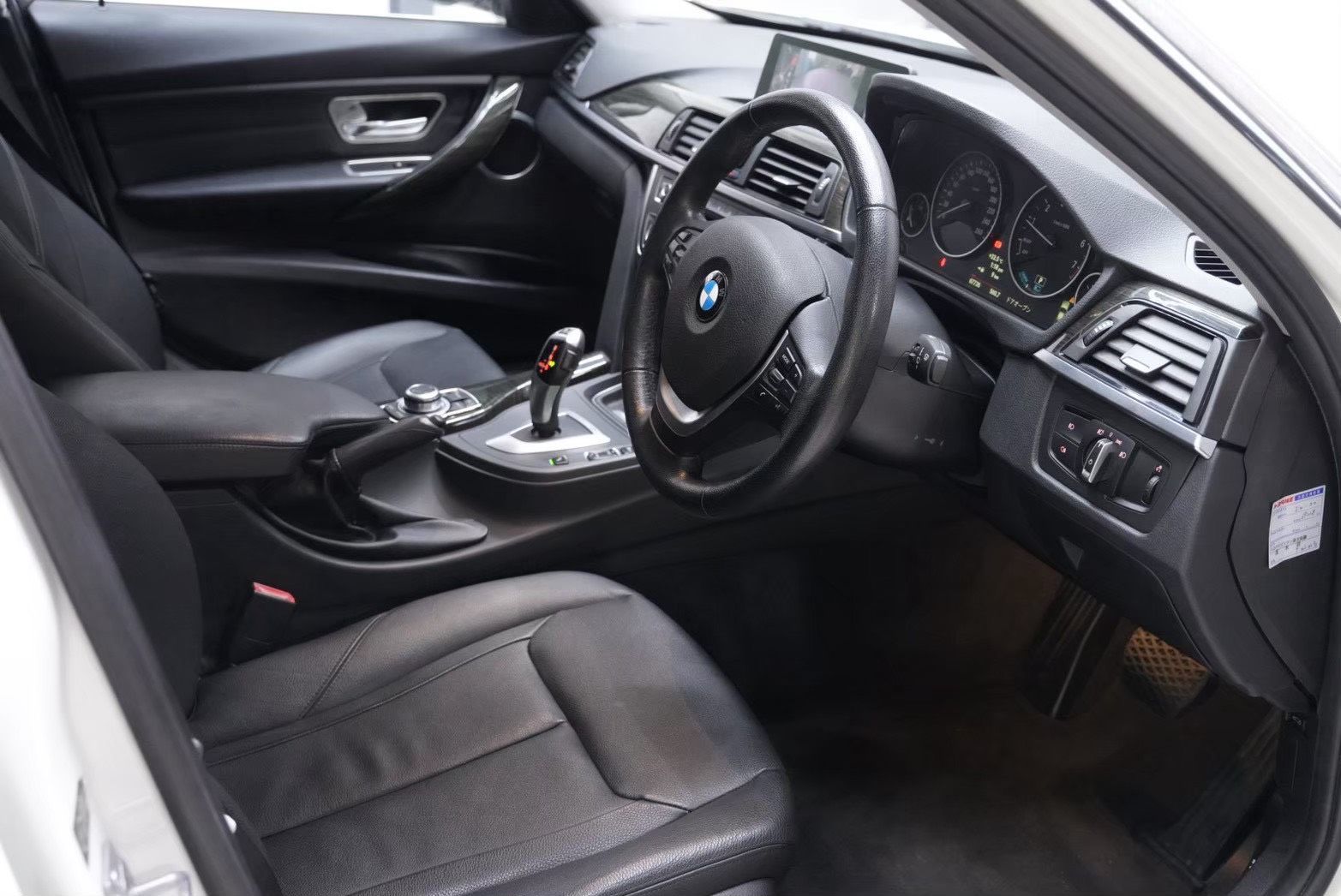 BMW アクティブハイブリッド3 の黒革シートと運転席