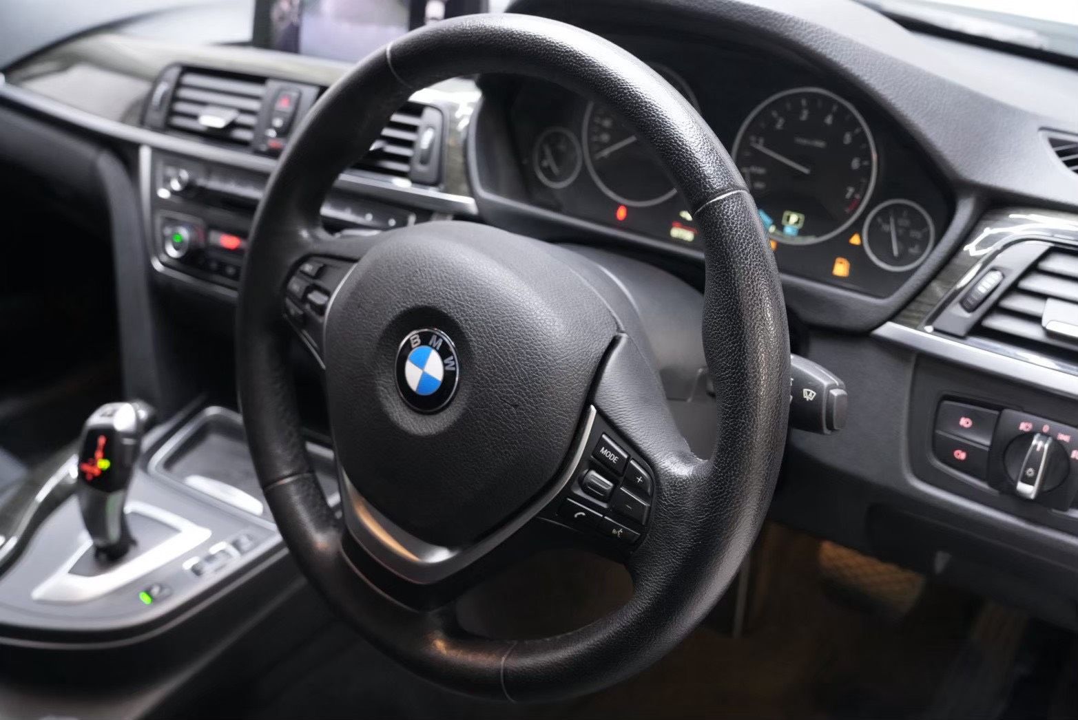 BMW アクティブハイブリッド3 のステアリングとメーター